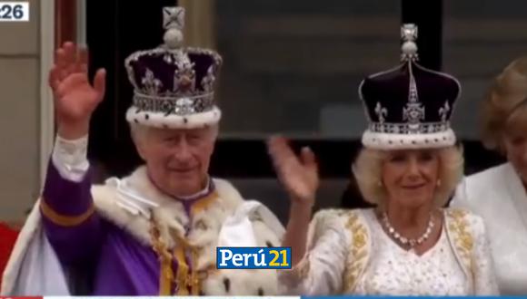 El Rey Carlos III y la Reina Camila saludan desde el balcón del palacio de Buckingham. (Imagen: Canal N)