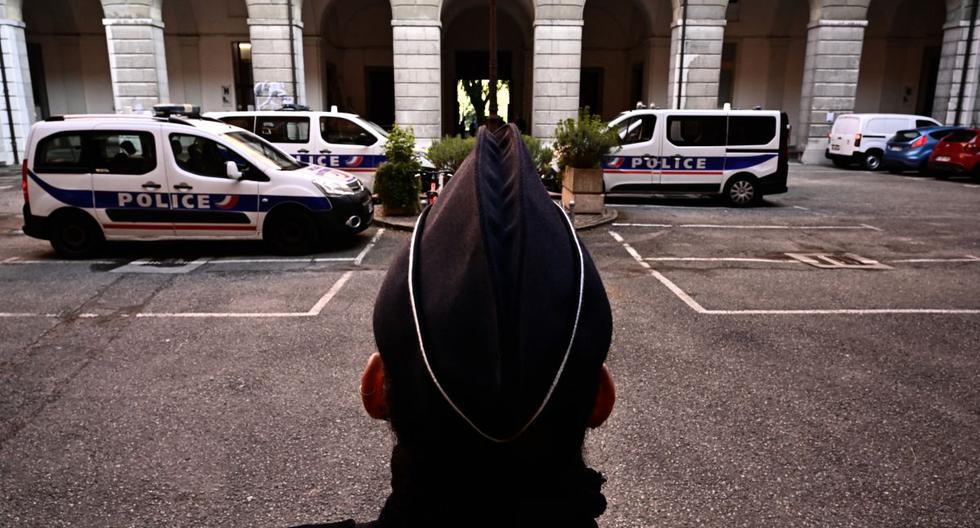 Imagen referencial. Un oficial de policía monta guardia en una ciudad de Francia, el 3 de mayo de 2021. (JEFF PACHOUD / AFP).