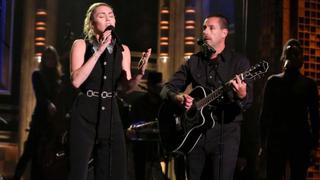 Miley Cyrus y Adam Sandler se unieron para cantar por las víctimas del tiroteo en Las Vegas [VIDEO]