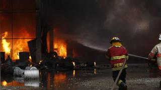 Bomberos atendieron 27 incendios en las primeras horas del 25 de diciembre