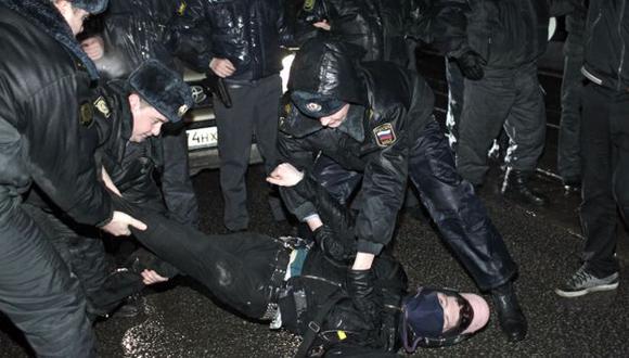 REPRESIÓN. Policía rusa aprehendió a revoltosos en la capital rusa. (AP)