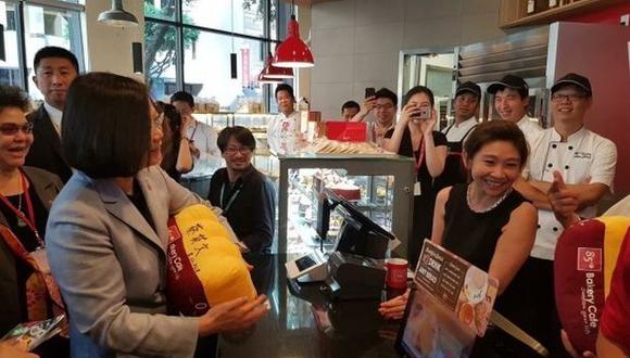 La cadena de panadería taiwanesa 85C Bakery Cafe publico esta foto en sus redes sociales junto a la presidenta Tsai Ing-wen. (Foto: Facebook)