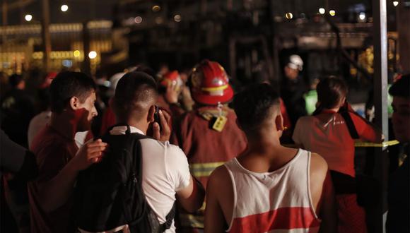 Momentos de dolor e incertidumbre se viven en el terminal de Fiori tras el incendio que dejó 20 muertos. (Foto: Renzo Salazar / GEC)