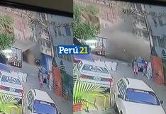 Muro de contención cayó y sepultó tres vehículos en Independencia | VIDEO