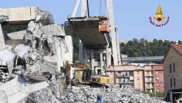 Los cadáveres fueron recuperados de un automóvil aplastado bajo losas de concreto, afirmó la prefectura de Génova. (Foto: AFP)