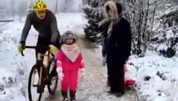 Los progenitores revelaron que el ciclista ni se detuvo ni después se interesó por la niña después de que cayese al suelo por culpa del rodillazo. (Foto: Captura)