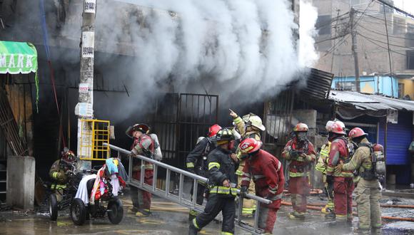 17 unidades fueron necesarias para intentar controlar el incendio que continúa.  (Foto: Britanie Arroyo/ @photo.gec)