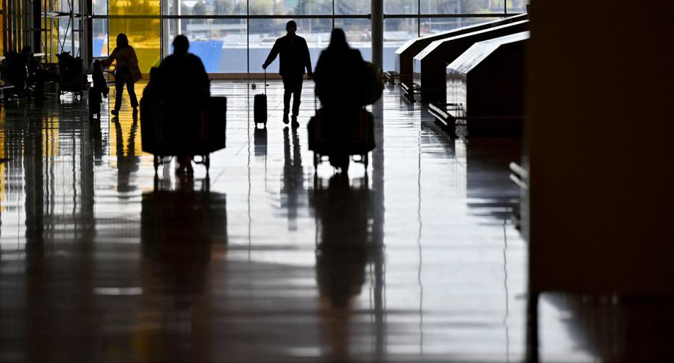 Imagen referencial. Los viajeros caminan en la Terminal 4 del aeropuerto Adolfo Suárez Barajas en Madrid (España), el 23 de marzo de 2021. (GABRIEL BOUYS / AFP).