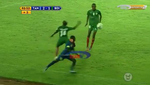 Una violenta escena se vio en un partido entre Tanzania y Burundi por la clasificación a la Copa Africana Sub 17. (Captura: YouTube)