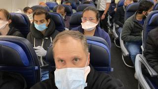 Foto de vuelo de United Airlines enciende la polémica sobre el distanciamiento social en aviones