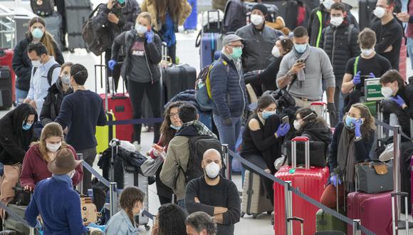 Cientos de peruanos varados en el extranjero aún esperan volver al Perú. (AP Photo/Mary Altaffer)