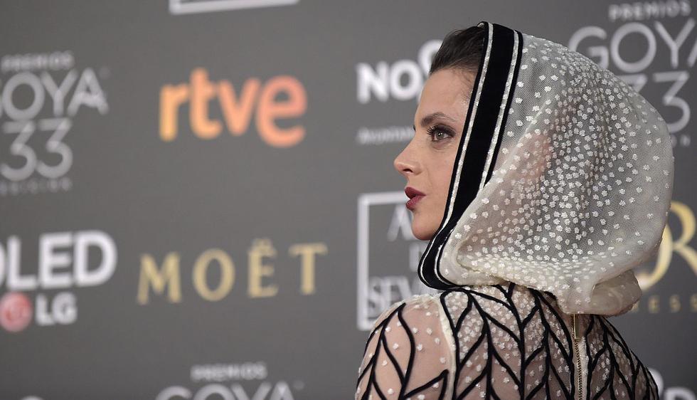 La actriz Macarena Gómez deslumbró a todos con su original vestido. (Foto: AFP)