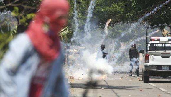 La policía antidisturbios lanza gases lacrimógenos contra los manifestantes durante una protesta para exigir un censo para 2023 en Santa Cruz, Bolivia, el 11 de noviembre de 2022. (Foto de Rodrigo URZAGASTI / AFP)