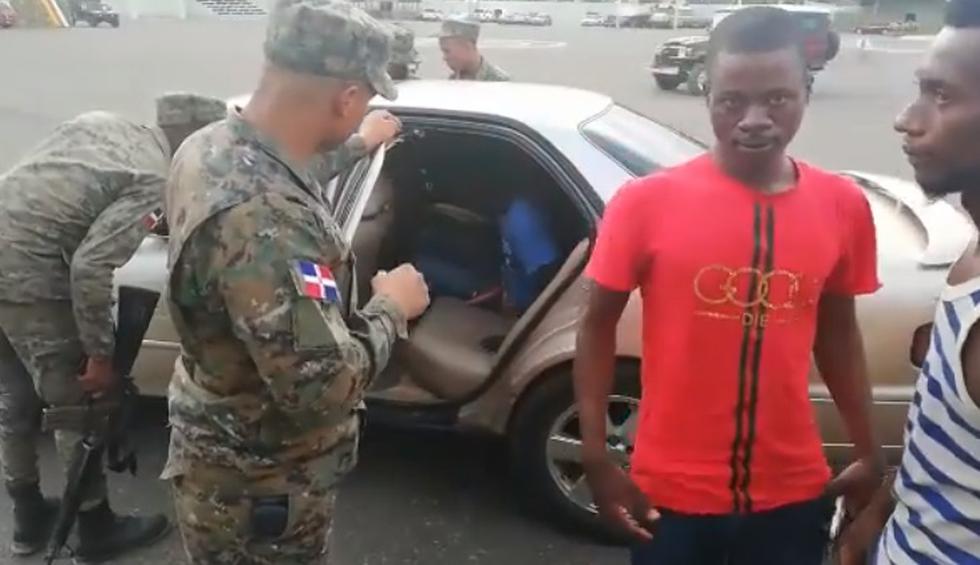 Pasajeros intentaban cruzar de Haití a República Dominicana. Varios eran menores y algunos estaban ocultos en la maletera.