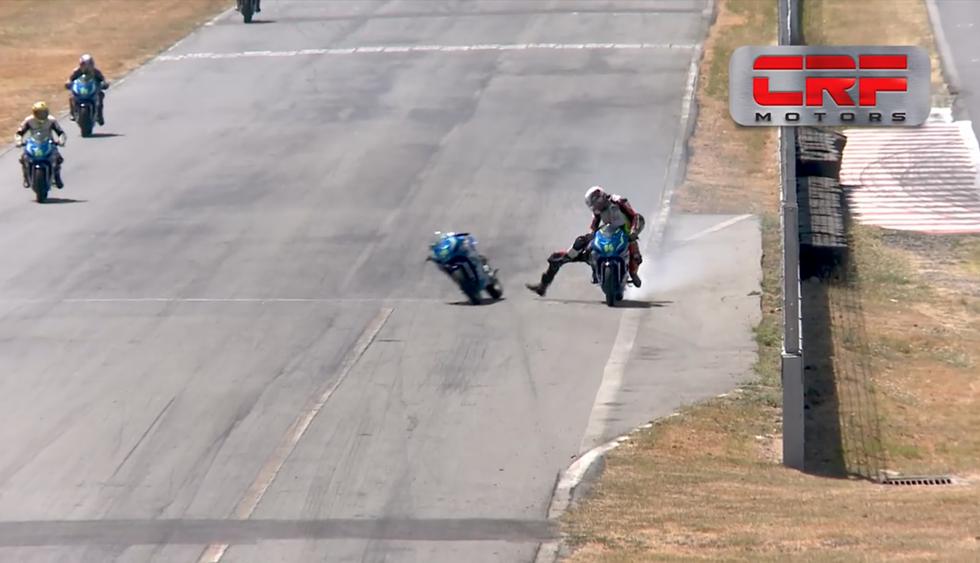 Dos pilotos se pelean en plena carrera de motos tras un accidente inédito. (Facebook / CRF Motors)