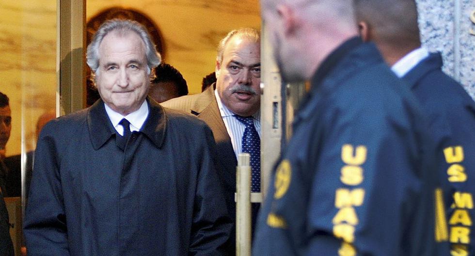 El financiero Bernard Madoff abandona el Tribunal de Distrito de los Estados Unidos en Manhattan después de una audiencia de fianza en Nueva York, el lunes 5 de enero de 2009.  (AP/Kathy Willens).