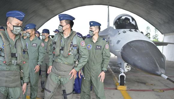 Los pilotos taiwaneses pasan junto a un Combatiente de Defensa Indígena (FDI) en una base de la fuerza aérea mientras la presidenta de Taiwán, Tsai Ing-wen (no en la foto), inspecciona las tropas militares en las islas Penghu el 30 de agosto de 2022. (Foto de Sam Yeh / AFP)