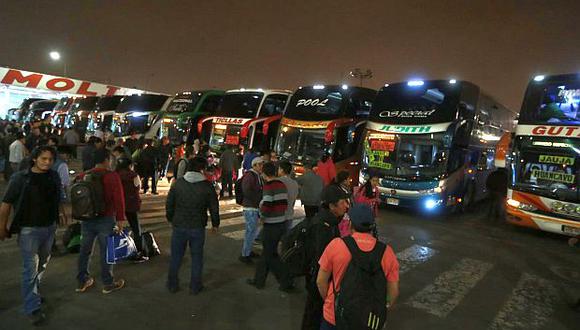 Los pasajeros ya pueden abordar buses en el terminal de Yerbateros. (Foto: GEC))