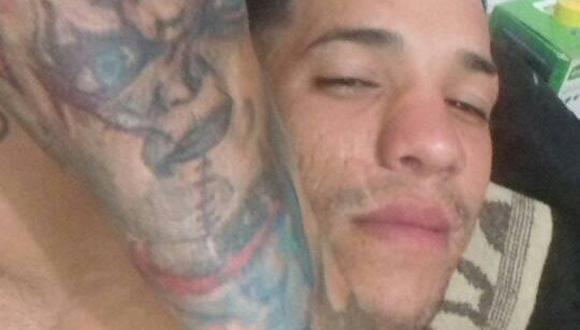Abraham Perozo lucía orgulloso aterradores tatuajes que terminaron por delatarlo. (Foto: Facebook).