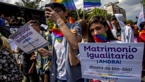 La gente participa en una marcha para exigir al gobierno la aprobación de una ley de identidad de género que permita el matrimonio igualitario en Chile el 17 de noviembre de 2018. (Foto de Martin BERNETTI / AFP).