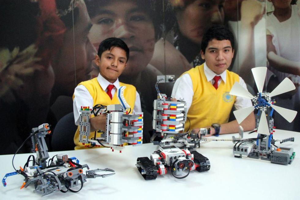 Escolares peruanos controlaron dos brazos robótico, uno controlado con la voz y el otro funciona mediante sensores.(Agencia Andina)