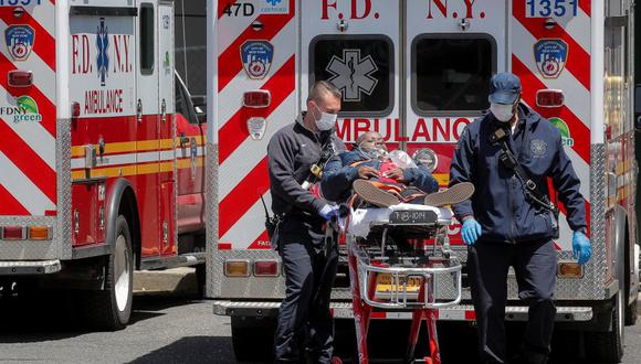 os EMT del Departamento de Bomberos de la Ciudad de Nueva York (FDNY) llegan con un paciente al Hospital Episcopal de San Juan, durante el brote de la enfermedad por coronavirus (COVID-19), en la sección Far Rockaway de Queens en la ciudad de Nueva York, Estados Unidos, el 20 de mayo. 2020. REUTERS / Brendan McDermid.