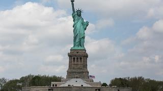 Mujer escaló Estatua de la Libertad para protestar contra la política migratoria de Trump [VIDEO]