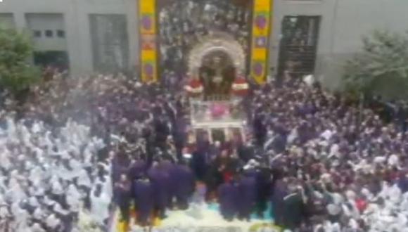 La sagrada imagen del Señor de los Milagros salió del templo de Las Nazarenas donde cientos de fieles lo esperaban. (Captura: Canal N)