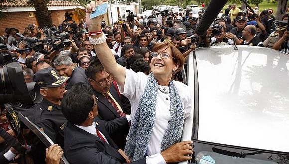 Villarán saluda tras emitir su voto en Miraflores. (Luis Gonzales)