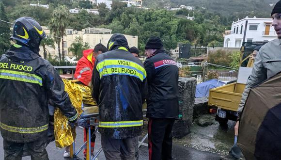 Un hombre herido por el deslizamiento de tierra es rescatado por los bomberos en Casamicciola, isla de Ischia, sur de Italia, el 26 de noviembre de 2022. (Foto de EFE/EPA/ANSA)