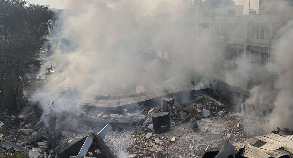 El humo se eleva sobre los escombros de un edificio que se derrumbó en Nueva Delhi. (AFP)