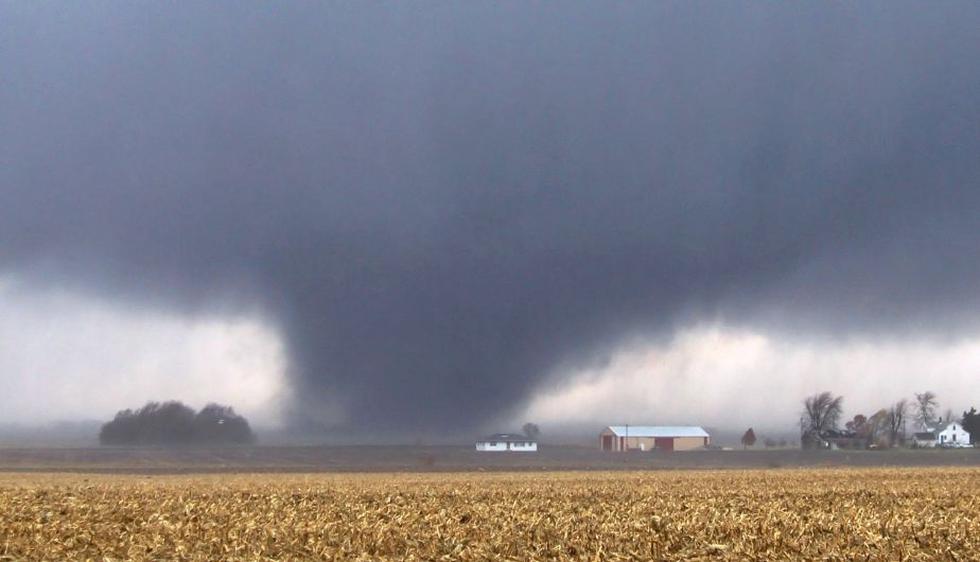 Los residentes de cuatro estados del medio-oeste de EEUU hacían hoy el inventario de sus bienes, luego de los daños materiales colosales causados por una serie de tornados otoñales. (AP)