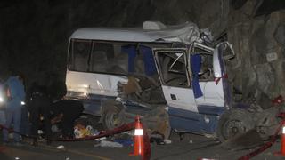 Canta: al menos 19 muertos dejó choque de coaster contra cerro en carretera | FOTOS