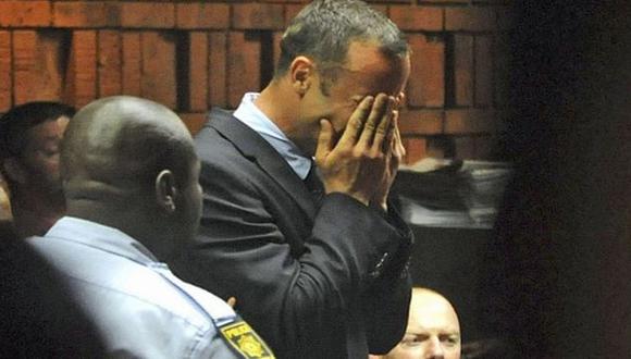 Pistorius rompe a llorar ante el tribunal. (Reuters)