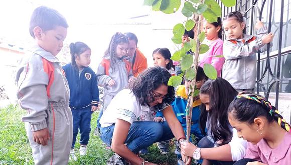 La ministra de Cultura, Leslie Urteaga, participó en el sembrado de un árbol en la Dirección Desconcentrada de Cultura (DDC) en la región Huánuco.