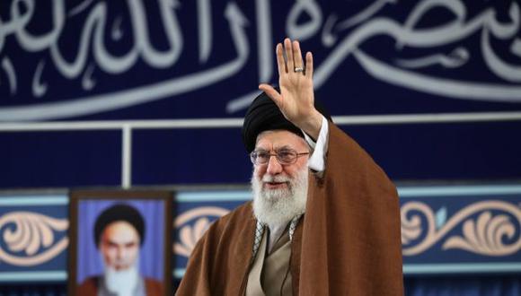 Líder Supremo de Irán, el Ayatollah Ali Khamenei, saludando a la multitud durante una reunión con estudiantes iraníes en la capital, Teherán. (Foto: AFP)