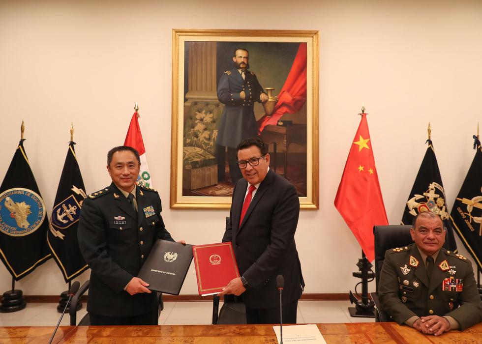 Ministro de Defensa, José Huerta Torres, y el vicejefe del Estado Mayor del Comando Conjunto de la Comisión Militar Central de la República Popular China, teniente general Shao Yuanming. (Foto: Andina)