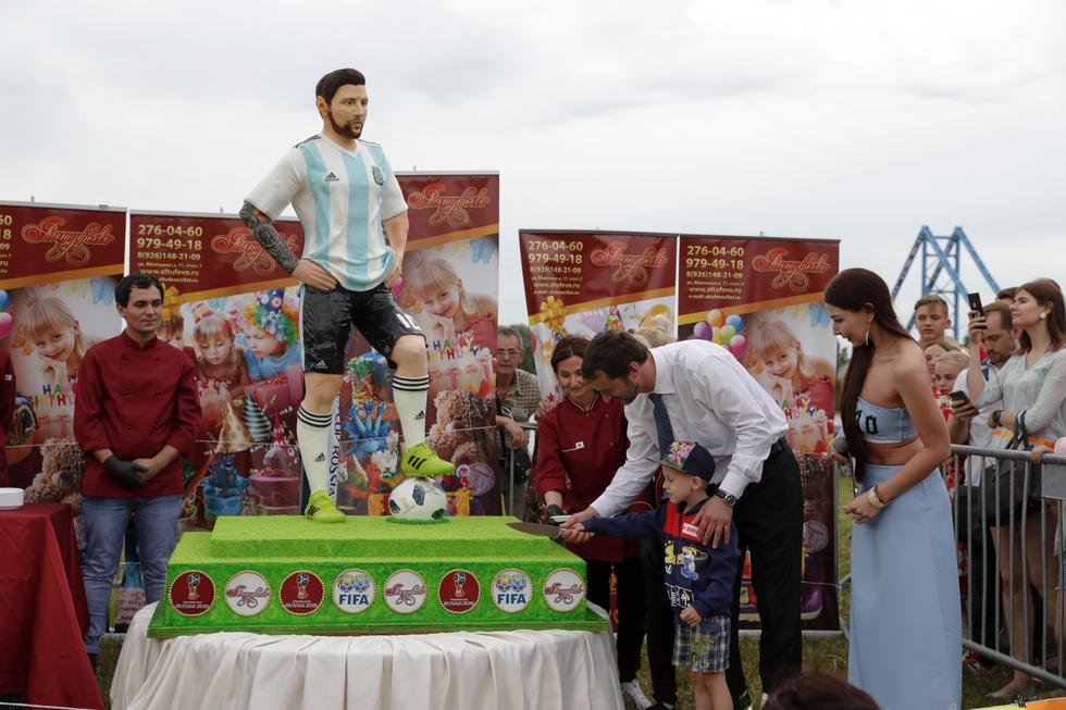 Rusos celebran el cumpleaños de Lionel Messi con estatua tamaño real de chocolate. (AP)
