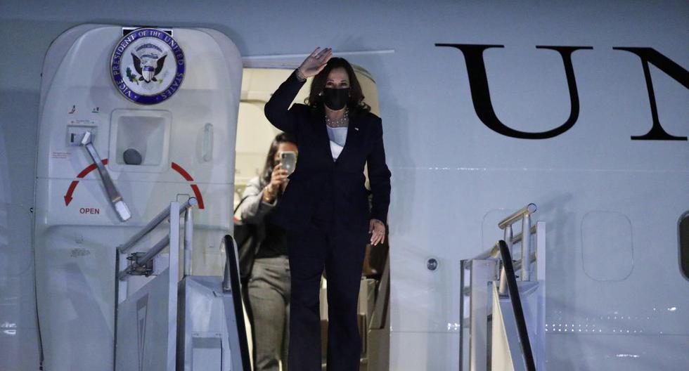 La vicepresidenta de Estados Unidos, Kamala Harris, saluda mientras desciende del avión para dar inicio a su visita oficial a México, en el Aeropuerto Internacional Benito Juárez de Ciudad de México (México). (EFE/ José Méndez).