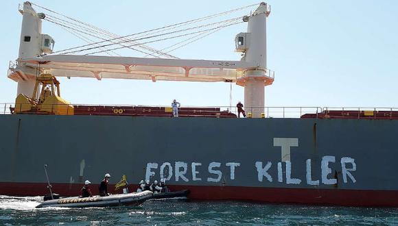 Al menos cinco activistas fueron desalojados por empleados del puerto, indicaron las fuentes. (Foto: Greenpeace)