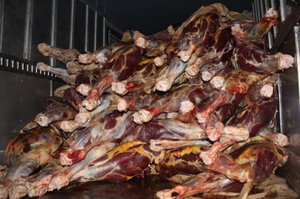 Esta madrugada, los agentes de la Policía Nacional (PNP) y personal de la Municipalidad de San Martín de Porres incautaron siete toneladas de carne. (Foto: Municipalidad de SMP)