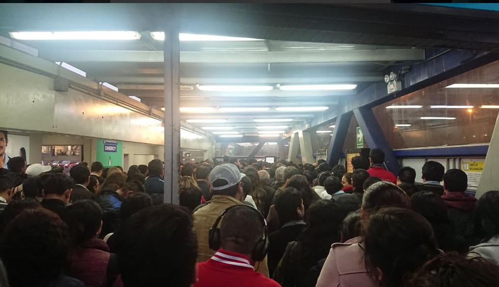 Diversos usuarios, mediante Twitter, reportan colapso en diversas estaciones del Metropolitano. (Foto: Twitter/@wALtercinho10)