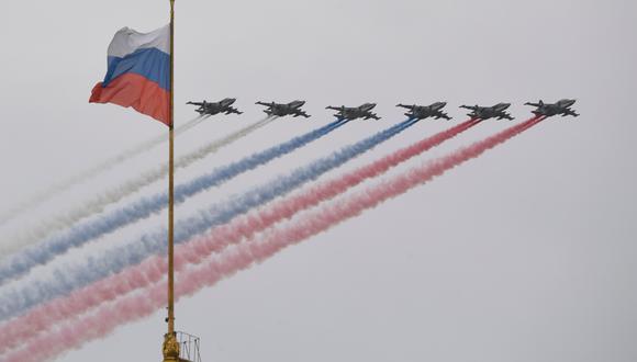 La fecha en la que suele realizarse el desfile, el 9 de mayo, corresponde al aniversario de la rendición nazi firmada en Alemania.  Imagen referencial de aviones Sukhoi Su-25 en Moscú. (AFP / Alexander NEMENOV).