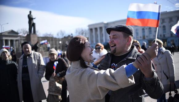 CELEBRAN. Pobladores de Crimea siguen festejando anexión a Moscú tras referéndum del domingo. (AFP)