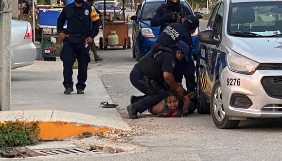 La fiscalía de Quintana Roo informó el sábado que cuatro policías de Tulum -tres hombres y una mujer- que habían sido arrestados días atrás, fueron vinculados a proceso por el delito de feminicidio. (Fuente: Captura de video / El Pais)