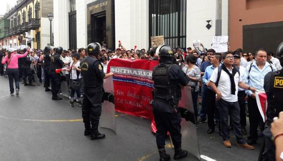 Los trabajadores del Reniec han venido protestando en los exteriores del MEF para que se respeten sus derechos laborales. (Foto: El Comercio)