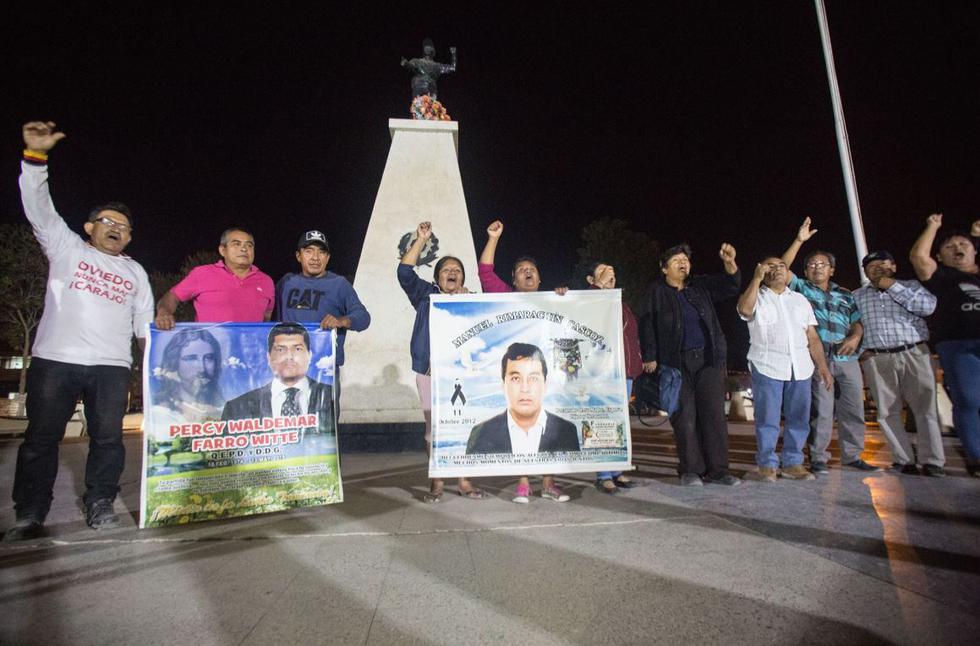 Trabajadores de Tumán celebran el fallo de 18 meses de prisión preventiva contra Edwin Oviedo. (Nadia Quinteros/Perú21)