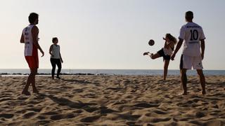 Barcelona reabre sus playas para nadar y hacer deporte | FOTOS