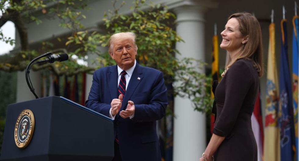 El presidente  Donald Trump anuncia a su candidata a la Corte Suprema de los Estados Unidos, la jueza Amy Coney Barrett (derecha), en Washington, el 26 de setiembre de 2020. (AFP / Olivier DOULIERY)