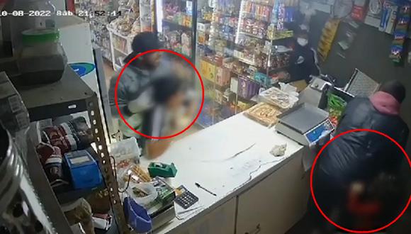 Delincuentes apuntaron con un arma a un menor de 12 años en el asalto a una tienda. (Foto: captura YouTube)